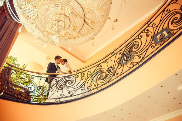Newlyweds Couple Gently Posing Balcony Hotel — Fotografia de Stock