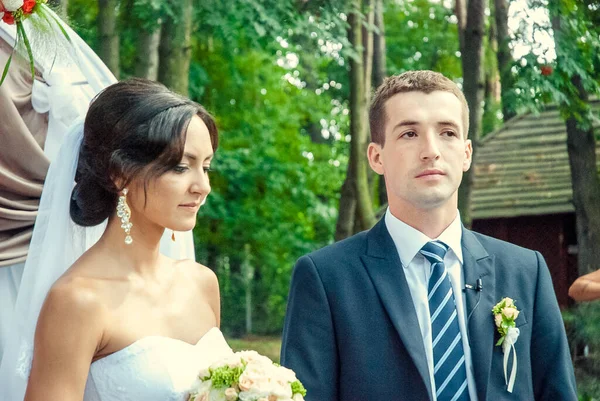 Hermosa pareja en la boda ucraniana Lutsk — Foto de Stock