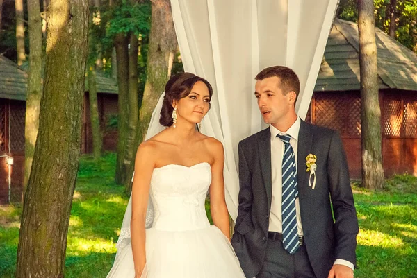 Hermosa pareja en la boda ucraniana Lutsk — Foto de Stock