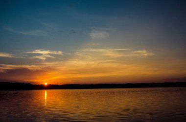 Denizin üzerinde güzel bir gün batımı.