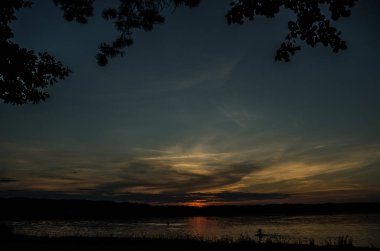Denizin üzerinde güzel bir gün batımı.
