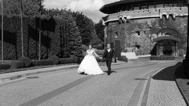 Gelin ve damat yaz parkında yürüyorlar. Düğün yürüyüşü, tipik Ukrayna düğünü Lviv Ukrayna 19.09.19