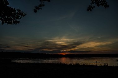 Denizin üzerinde güzel bir gün batımı.