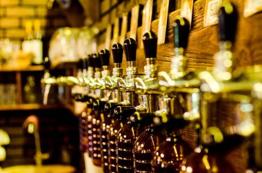 şarap şişeleri üst üste