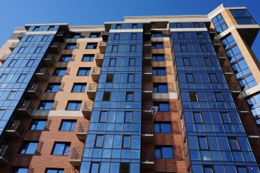 Güneşli günde yeni bina inşaatı