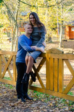 Aşk her yerde. Bir gelin ve damadın gölde birlikte yelken açarken öpüştükleri tek renkli odak noktası..