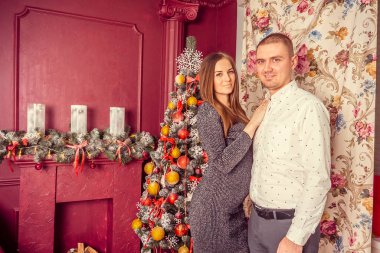 Mutlu aile Noel ağacının yanında