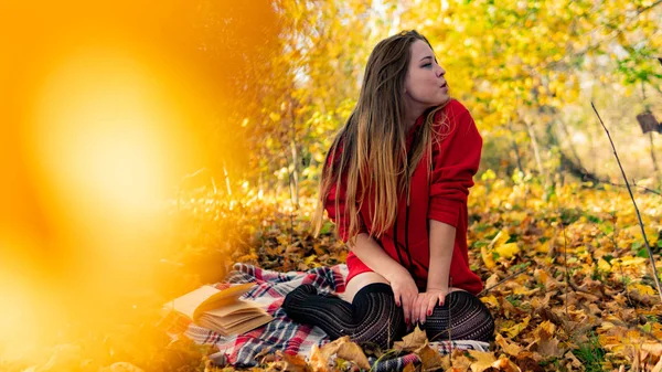 Incredibile splendida ragazza in un abito rosso. Lo sfondo è fantastico autunno. Fotografia artistica . — Foto Stock