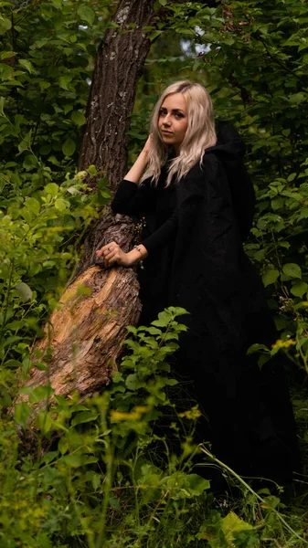Σέξι ξανθιά γυναίκα σε μαύρο μανδύα φύση — Φωτογραφία Αρχείου
