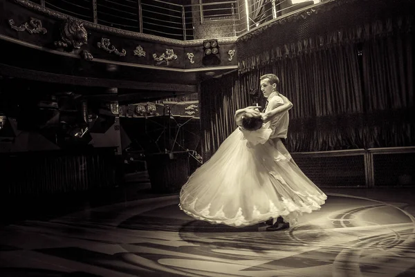 Sepia Toned Shot Illuminated Bride Groom Dancing Hall — стоковое фото