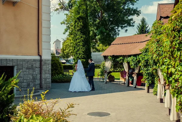 Lovely couple in Ukrainian wedding Lutsk — Fotografia de Stock