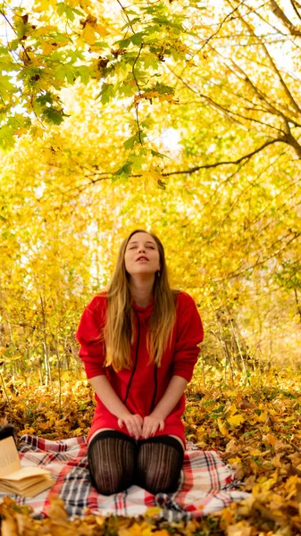 Niesamowite, wspaniałe dziewczyna w czerwonej sukience. Tło jest fantastyczne jesień. Fotografia artystyczna. — Zdjęcie stockowe