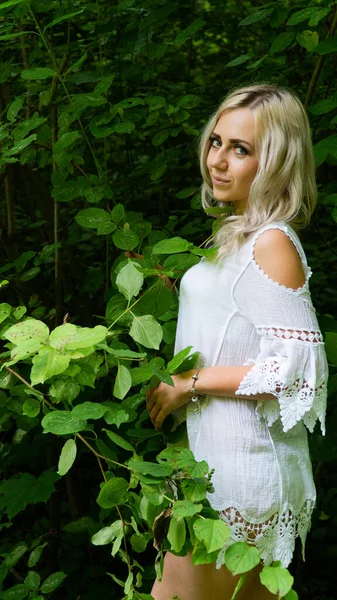 セクシーブロンド女性で夏服に自然 — ストック写真