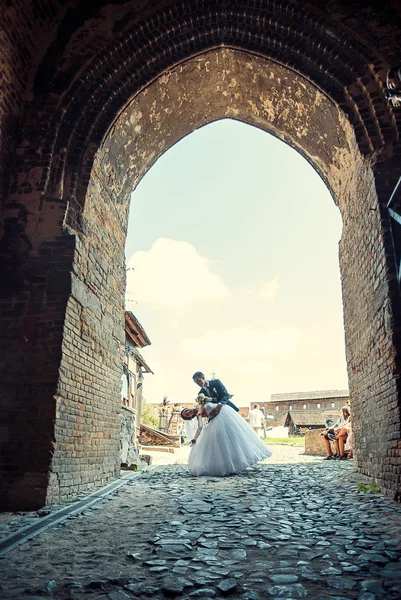 Hermosa pareja en la boda ucraniana Lutsk —  Fotos de Stock