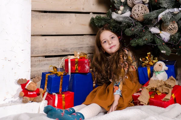 Schönes Kleines Mädchen Posiert Weihnachtlich Dekorierten Studio — Stockfoto