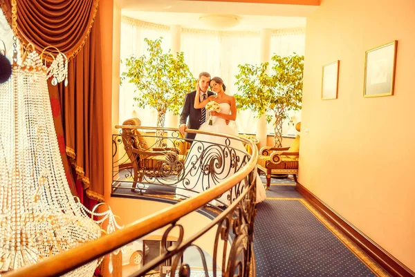 Recém Casados Casal Suavemente Posando Varanda Hotel — Fotografia de Stock