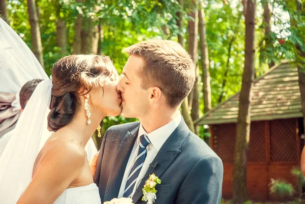 Casal encantador em casamento ucraniano Lutsk — Fotografia de Stock