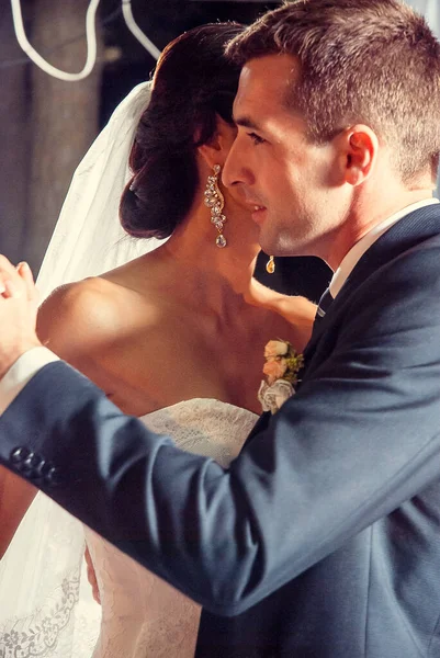 Lovely couple in Ukrainian wedding Lutsk — Stock Photo, Image