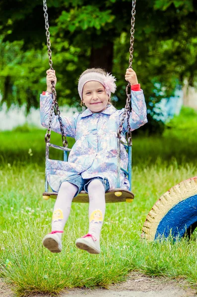 5 anos de idade bonito menina jogando no ensolarado verão park.Happy menina criança andando e pulando em uma floresta.crianças jogar ao ar livre.jardim de infância no pátio da escola no dia de verão. — Fotografia de Stock