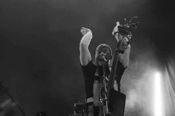 Guitarrista Banda Rock Tocando Cena Escura — Fotografia de Stock