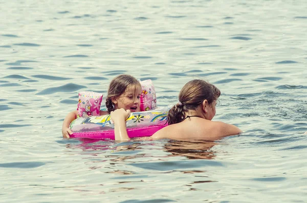 Little Girl Learning How Swim Lake — Fotografia de Stock