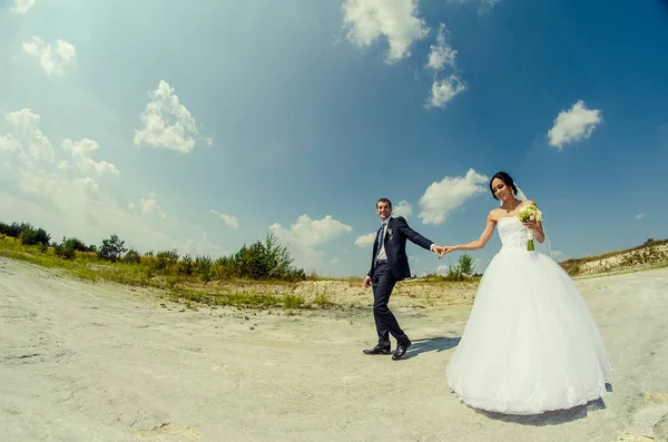 Härligt par i ukrainska bröllop Lutsk — Stockfoto