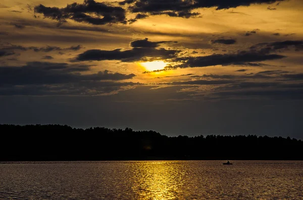 Hermosa puesta de sol sobre el mar. — Foto de Stock