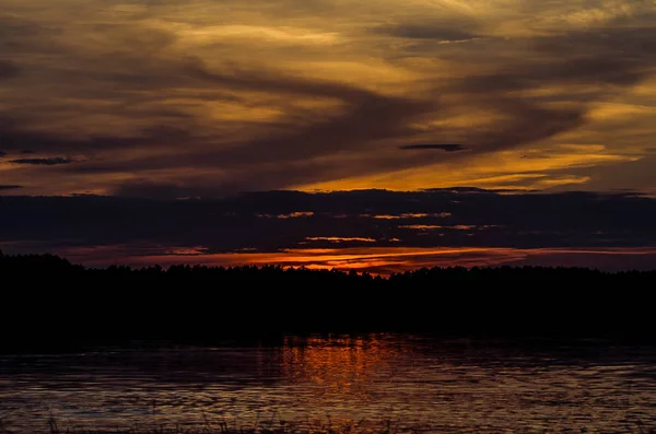 Hermosa puesta de sol sobre el mar. — Foto de Stock