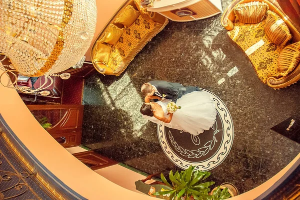 Mooi koppel in Oekraïense bruiloft Lutsk — Stockfoto