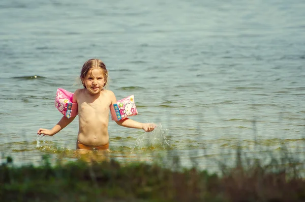 Little Girl Learning How Swim Lake — стоковое фото