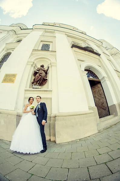 Hermosa pareja en la boda ucraniana Lutsk —  Fotos de Stock