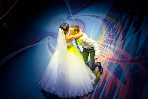 Возвышенный Вид Освещенные Танцы Жениха Невесты Зале — стоковое фото