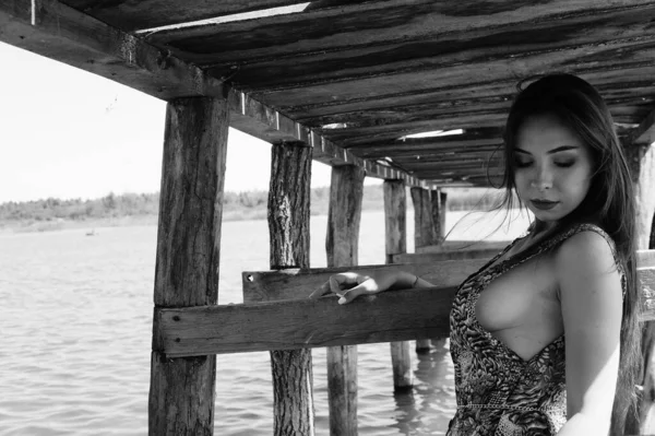 Ελκυστική Ξανθιά Γυναίκα Κάθεται Στην Προβλήτα Δίπλα Στη Λίμνη Φόντο — Φωτογραφία Αρχείου