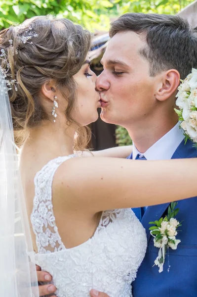 Dia do casamento noiva bonita e elegante noivo andando após o casamento de luxo 23.07.2017 Lutsk, Ukraina — Fotografia de Stock