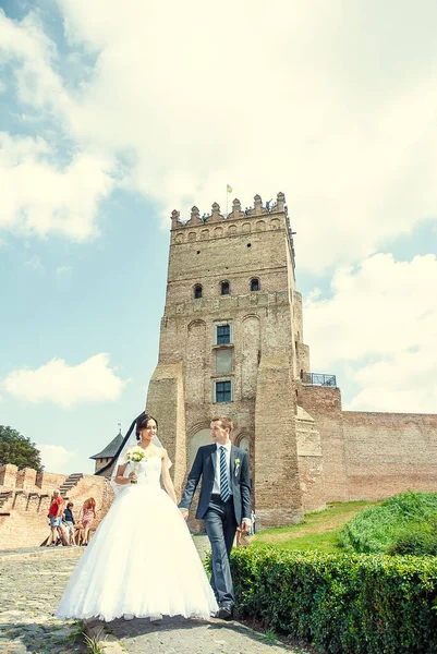 Newlyweds Posing Old Castle Building People Background — Stockfoto