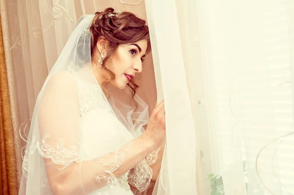 部屋の裏のベールに美しい若い花嫁 — ストック写真