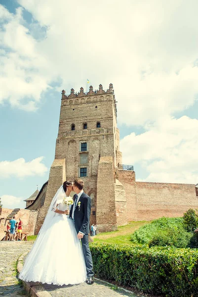 Novomanželé Pózující Podle Staré Zámecké Budovy Lidé Pozadí — Stock fotografie