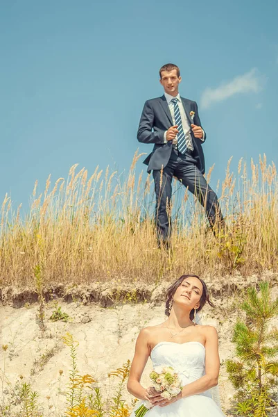 Frischvermählte Posieren Natürlicher Szene Bräutigam Steht Auf Hügel Über Braut — Stockfoto