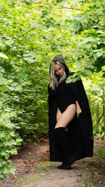 Mulher loira sexy em preto camuflagem natureza — Fotografia de Stock