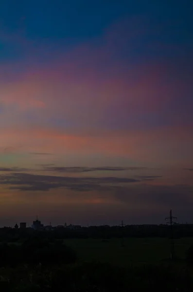 Pôr-do-sol dramático e céu nascente. — Fotografia de Stock
