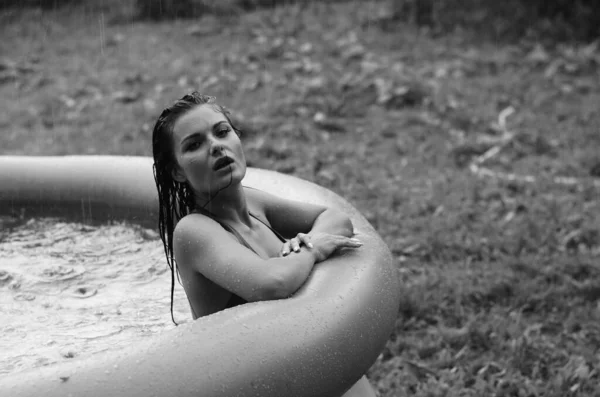 Hermosa Mujer Desnuda Mojada Traje Baño Posando Piscina Aire Libre — Foto de Stock