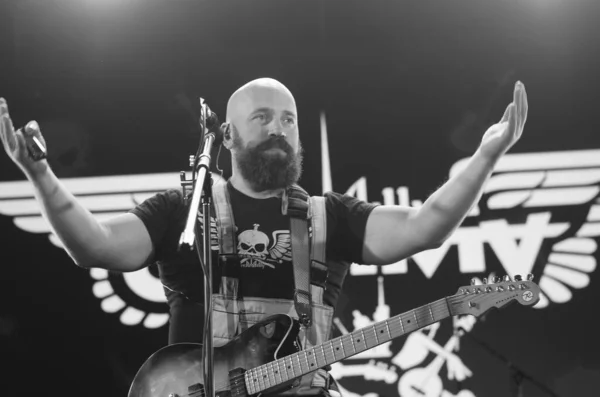 Guitarrista Banda Rock Tocando Cena Escura — Fotografia de Stock