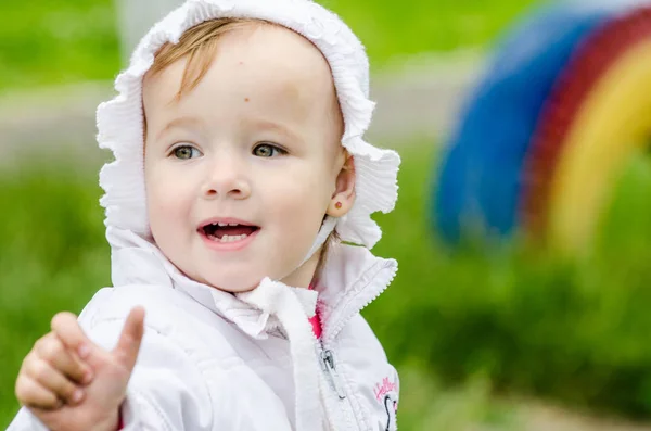 5 Jahre alte süße kleine Mädchen spielen in sonnigen Sommerpark.Happy kid Mädchen zu Fuß und Springen in einem Wald.Kids spielen im Freien .Kindergarten im Schulhof an Sommertagen. — Stockfoto