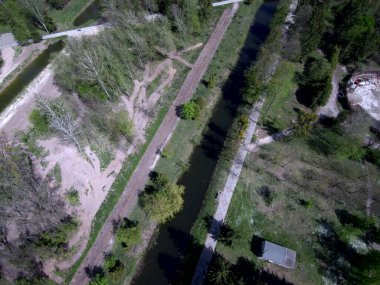 Bangkok 'taki Jatujak parkının en iyi manzarası. Sabahları insanlar buraya egzersiz yapmaya gelmeye bayılıyor. Bahçe dairesel ve üçgen geometrisine göre tasarlandı. Huzurlu bir işaret gibi görünüyor..