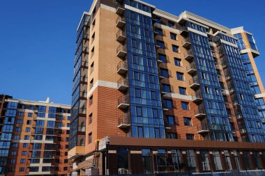 Güneşli günde yeni bina inşaatı