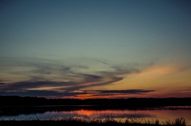 Denizin üzerinde güzel bir gün batımı.