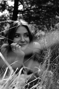 Genç, güzel, seksi bir kadının portresi.