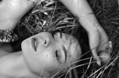 Genç, güzel, seksi bir kadının portresi. 