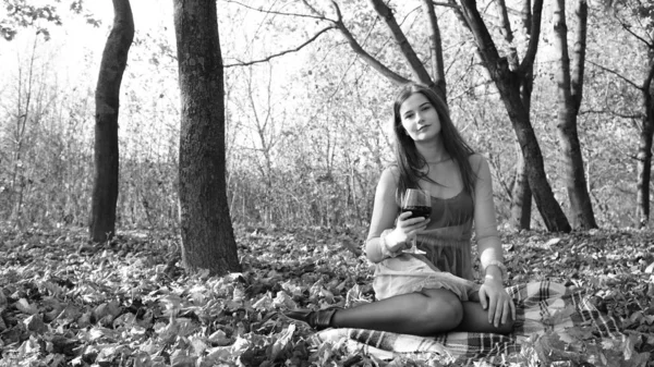 Jeune Belle Femme Avec Verre Vin Dans Parc Automne — Photo