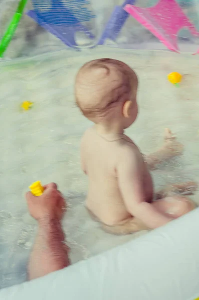 Bambina Che Gioca Piscina Gonfiabile Con Acqua — Foto Stock